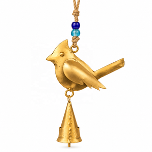 Adorno de Pájaro Metálico Dorado con Alas, Cuerpo Texturizado, Plumas en Capas, Campana Colgante y Cordón de Fibra Natural - Product Image 1