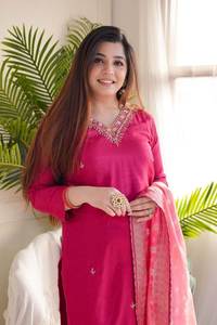 Ensemble Kurta Rose Moderne pour Femme en Tissu Vichitra avec Broderies et Dupatta – Tenue Ethnique de Créateur pour Fêtes, Automne, Hiver, Été - Product Image 3
