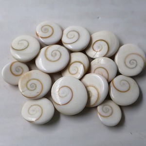 Vente en gros de bijoux artisanaux en pierre Œil de Shiva, petite taille, Gomti Chakra avec coquillage marin sculpté en cristal - Product Image 5