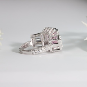 Anillo de Compromiso Vintage de Oro con Diamante Rosa Radiante Cultivado en Laboratorio, Lujoso Halo Pavé con Piedras Laterales Baguette para Boda Nupcial de Mujer - Product Image 2
