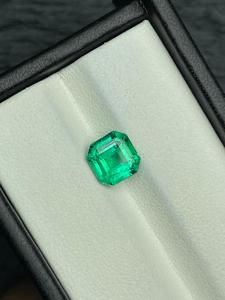 พลอยมรกตสีเขียวธรรมชาติทรงแปดเหลี่ยมสำหรับทำเครื่องประดับ - Product Image 1