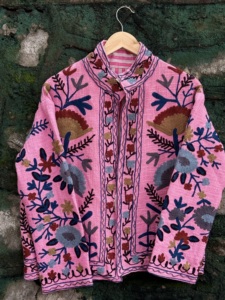 Veste artisanale rose Sujani pour femme en velours et coton tissé avec broderie florale indienne, collection automne/hiver, pour la vente au détail en boutique et l'exportation - Product Image 1