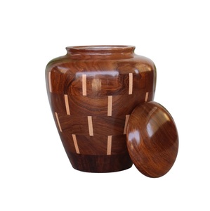 Urna Funeraria de Madera de Diseño Artístico, Duradera y con un Exterior de Gran Carácter, para Homenaje y Recuerdo - Product Image 2