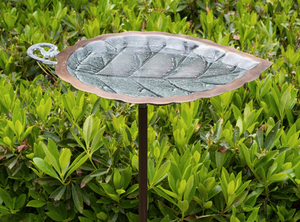 Bebedero para Pájaros de Metal con Diseño de Hojas en Dos Tonos de Cobre Antiguo, Decoración para Jardín y Patio Exterior, Bandeja para Alimentar Pájaros con Base de Estaca - Product Image 5