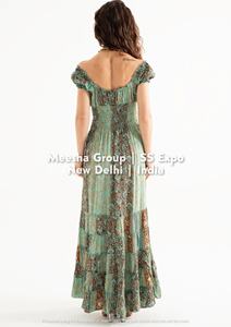 เดรสแม็กซี่เปิดไหล่สำหรับผู้หญิง พิมพ์ลายดอกไม้ สไตล์โบโฮ แต่งสม็อคด้านหลัง ทรงพลิ้วไหว เหมาะสำหรับใส่ไปทะเลในฤดูร้อน มีหลายแบบให้เลือก - Product Image 2