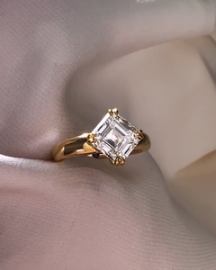 Anillo de Oro Amarillo con Diamante Corte Asscher |   Elegante Anillo de Joyería Fina con Diseño Solitario para Mujer, Regalo de Lujo para Compromiso y Aniversario - Product Image 3