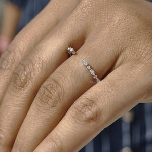 Alianza de boda de oro blanco sólido de 18 quilates con Marquesa TCW 0,38 y moissanita de corte redondo estilo minimalista de espacio abierto para regalo de aniversario - Product Image 3