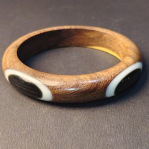 Brazalete de Madera y Resina de Lujo Personalizado, Pulido a Mano por Artesanos, con Incrustaciones de Resina en Contraste, Joyería Ecológica - Product Image 4
