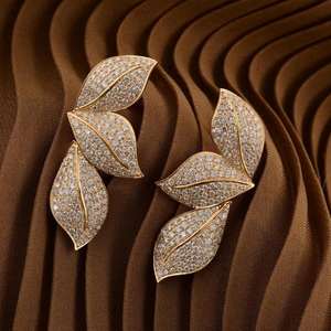 Pendientes de Aro con Diamantes Hechos a Mano de la Mejor Calidad, Oro de 14K, Joyería de Moda para Mujer, Colección de Regalos Disponible a Precio Directo de Fábrica - Product Image 2