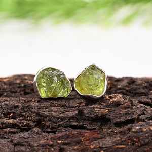 Pendientes de Plata de Ley 925 con Peridoto en Bruto, Pendientes Minimalistas con Piedras Preciosas Verdes - Product Image 2