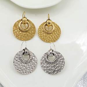 Boucles d'oreilles pendantes bohèmes en laiton plaqué or, bijoux de mode unisexe, disques martelés, ton argent, rondes - Product Image 2