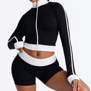 Ensemble décontracté deux pièces pour femme, haut court zippé et short, en maille gaufrée noir et blanc, col roulé, avec bande latérale, style sportif - Product Image 1