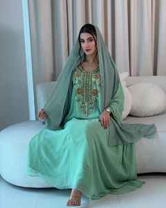 Ensemble de luxe 2 pièces pour femmes musulmanes, modeste, simple, en mousseline unie, orné de perles, col en V, soutien-gorge intégré, longueur ras du sol, coupe trapèze, pour soirée - Product Image 1