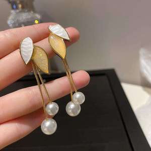 Boucles d'oreilles pendantes en forme de feuille de perle plaquées or, unisexes, vintage, diamantées, romantiques, à porter au quotidien, bijoux cadeau - Product Image 1