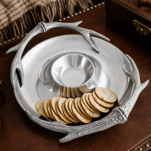 Plateau de service en métal avec bol à sauce, style rustique, pour l'accueil élégant, Antler Chip and Dip - Product Image 1