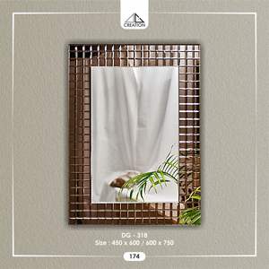 Con su construcción duradera y un diseño llamativo, este espejo cuadrado de vidrio es una adición versátil y elegante para cualquier hogar. - Product Image 2