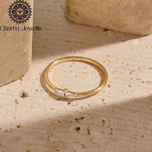 Bague de fiançailles Charm_Jewells en moissanite taille coussin plaquée or 22 carats, sertie à griffes, certifiée IGI, 3 grammes, style classique unisexe - Product Image 1