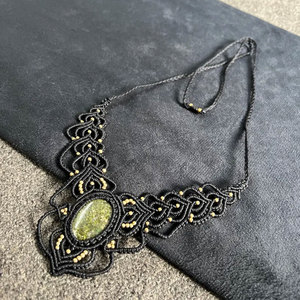 Collier en macramé fait main avec pendentif en agate mousse, pierre naturelle verte, cordon noir réglable, propriétés curatives - Product Image 2