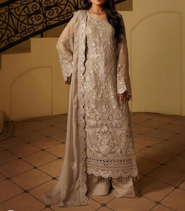 Costume indien pakistanais beige brodé en 3 pièces, longueur au sol, shalwar kameez, robe de mariée pour femmes - Product Image 1
