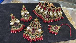 Conjunto de collar tradicional afgano hecho a mano con piedras multicolor, diseños florales de rubí y esmeralda, y oro antiguo. - Product Image 4