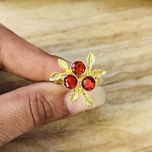 Anillo Boho de Alta Demanda con Flor de Granate, Bañado en Oro, de Latón, Anillo Botánico con Hoja y Tres Piedras, Hecho a Mano, Delicado, Venta al por Mayor - Product Image 4