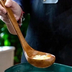 Venta al por mayor de utensilios de cocina antiadherentes con mango ergonómico 2025, juego de cucharas y cucharones de madera de teca natural - Product Image 1