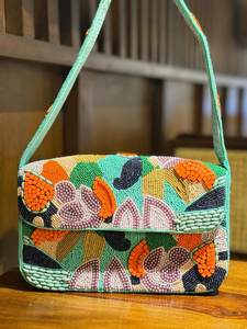 กระเป๋าถือทรงสี่เหลี่ยมประดับลูกปัดลายดอกไม้ งานฝีมือปักลายผ้า - Product Image 2