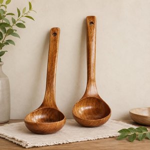 Ensemble de 2 louches en bois faites à la main, ustensiles de cuisine en bois naturel, sans danger pour les aliments, lavage à la main uniquement - Product Image 1