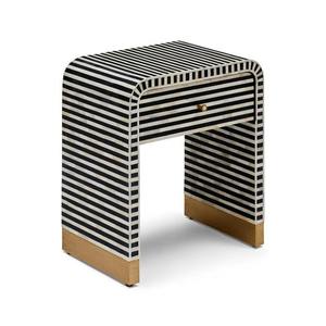 Meubles de chambre à coucher modernes et luxueux, comprenant une table de chevet Capiz à rayures noires et blanches et un rangement décoratif à un seul tiroir. - Product Image 1