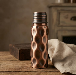 Bouteille en cuivre finition antique, présentant des fossettes martelées profondes et audacieuses pour un aspect rustique très tactile, au prix de gros. - Product Image 1