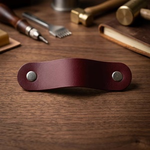 Poignée de tiroir en métal moderne, rouge, design minimaliste, quincaillerie de meubles durable - Product Image 1