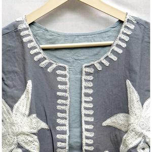Chaleco Formal de Negocios sin Mangas para Mujer, Color Gris, 100% Algodón, con Patrón Floral, Transpirable, con Bordado a Mano en Blanco - Product Image 3