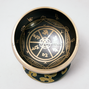 Ensemble de bols chantants tibétains de 9,5 cm, fabriqués à la main, avec roue Yantra sacrée, logo personnalisé gravé, noir mat - Product Image 4