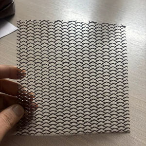 Lámina metálica perforada galvanizada de alta resistencia con malla de agujeros en forma de diamante para uso en cercas de seguridad y divisiones industriales. - Product Image 1