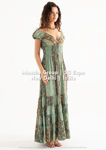 เดรสแม็กซี่เปิดไหล่สำหรับผู้หญิง พิมพ์ลายดอกไม้ สไตล์โบโฮ แต่งสม็อคด้านหลัง ทรงพลิ้วไหว เหมาะสำหรับใส่ไปทะเลในฤดูร้อน มีหลายแบบให้เลือก - Product Image 6