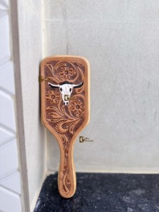 Cepillo para el Cabello de Cuero y Madera Hecho a Mano con Tallado Floral, Diseño Moderno Minimalista, Forma Rectangular, Última Colección - Product Image 5