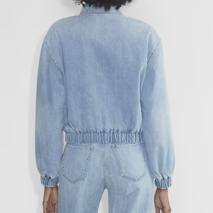 Veste en jean zippée pour femme, qualité supérieure, prix abordable, avec logo personnalisé, manches et ourlet côtelés, coupe courte, en jean délavé - Product Image 2