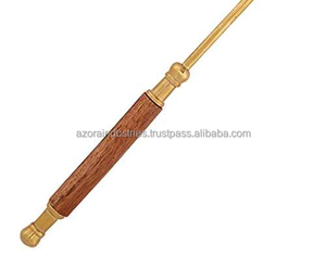 Éteignoir à bougie en laiton avec manche en bois Accessoire de bougie élégant et décoration intérieure spirituelle ou cadeau par Azora Industries - Product Image 3