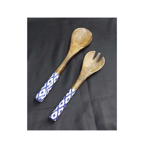 Ensemble de service à salade en bois personnalisé et écologique, cuillère et fourchette avec poignées à motif géométrique bleu, passe au lave-vaisselle - Product Image 1