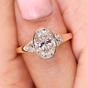 Anillo ovalado de tres piedras en oro amarillo con diamante cultivado en laboratorio de 2.30 quilates, anillo de compromiso, anillo de boda, joyería, anillo de 14k, vermeil eternidad. - Product Image 4