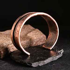 Brazalete de cobre martillado, brazalete abierto pesado, estilo vikingo rústico, brazalete de cobre puro, regalo de 7.º aniversario, brazalete para artritis - Product Image 4