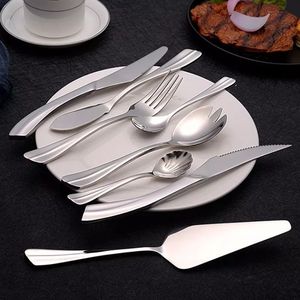 Ensemble de couverts en métal contemporain, ustensiles élégants en acier inoxydable conçus pour une présentation moderne à la table et pour la cuisine quotidienne. - Product Image 1