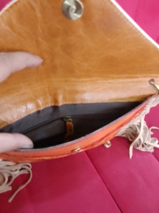 Sac bandoulière unisexe en cuir de vachette à poils, style western, personnalisé, avec motif floral solitaire gravé à la main, imperméable et antivol, en stock - Product Image 4
