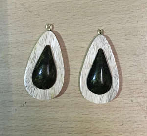 Boucles d'oreilles en résine faites à la main Nouvelle conception de pendentif classique à la mode pour les mariages - Product Image 1