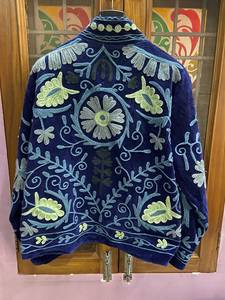 Chaqueta Suzani de Terciopelo Bordada a Mano de la India al por Mayor, Estilo Boho Chic, Cuello Reversible, Ropa de Abrigo de Invierno, Fabricante de Chaquetas Suzani - Product Image 2
