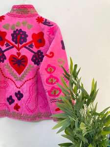 Veste en velours brodée de style indien Suzani |   Vêtements d'hiver matelassés pour mariage, festival, fête, vacances. - Product Image 4