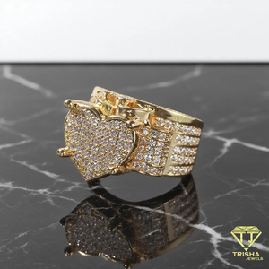 Anillo de compromiso con diamante moissanita en forma de corazón, banda ancha completamente adornada y diseño de engaste manual de lujo - Product Image 1