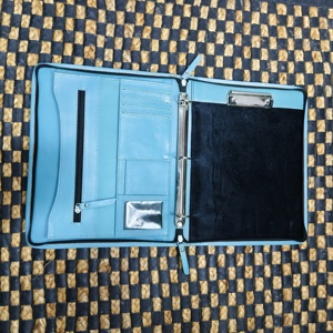Portafolio de Cuero de Lujo con Grabado en Relieve, Diseño Moderno con Incrustaciones de Piel de Vaca y Borde Verde Azulado, Impermeable, con Accesorios de Alta Calidad - Product Image 6