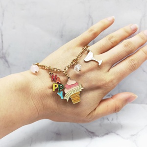 Bracelet à breloques avec breloques et perles en forme de cône de crème glacée joyeux et de cocktail – Idéal pour le quotidien et les célébrations - Product Image 4