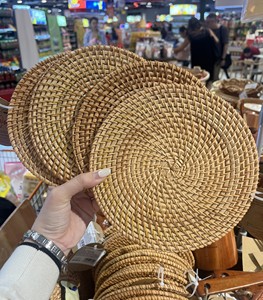 Sous-plat rond en rotin naturel tressé du Vietnam pour la présentation de table, idéal pour les restaurants, les hôtels et les mariages - Product Image 2